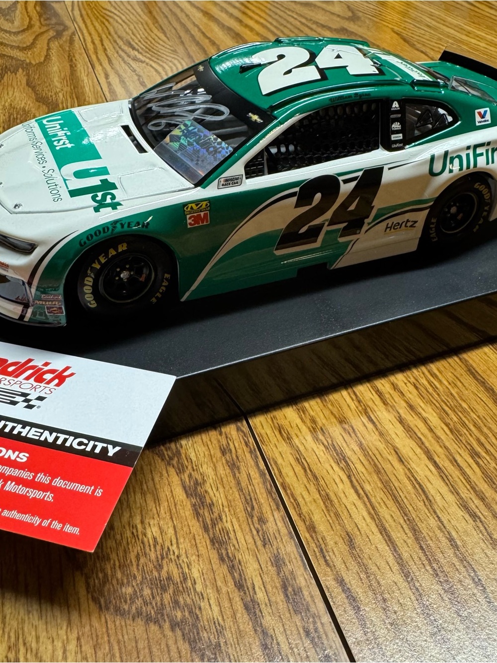 William Byron Signed 1:24 NASCAR Diecast - Picture 4 of 9